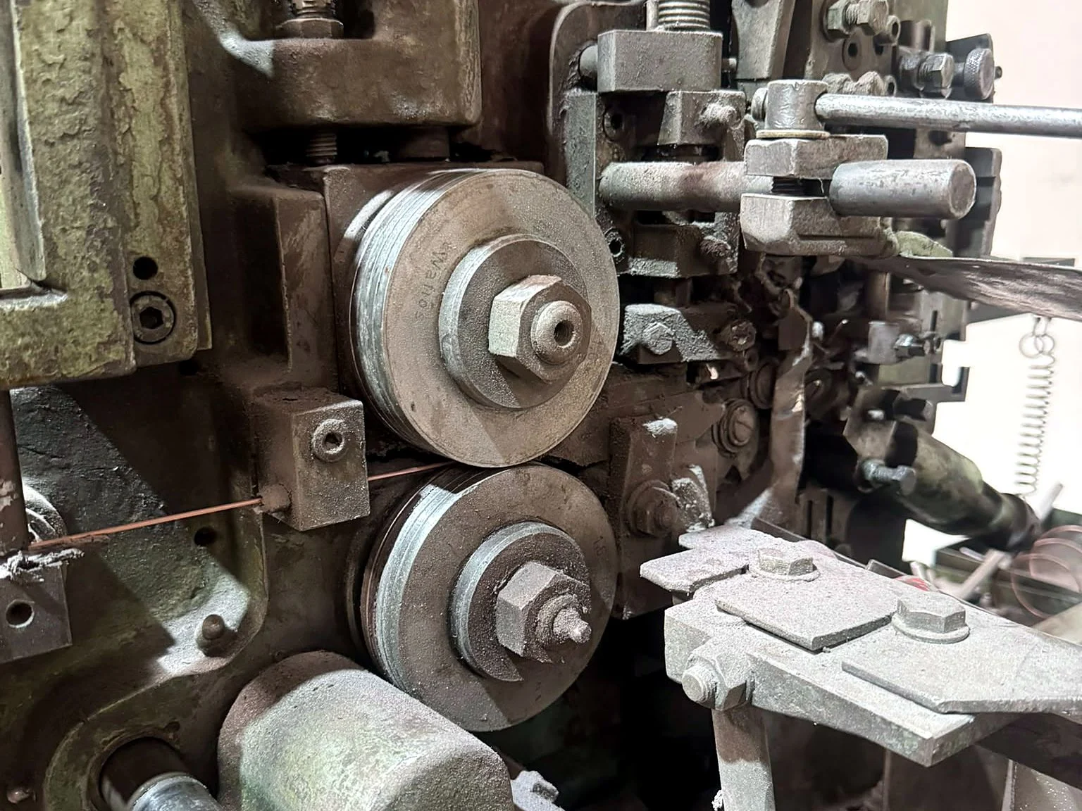 Federwindeautomat von WAFIOS: Der Federstahldraht läuft durch die Vorschubrollen